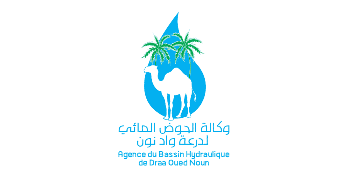 توظيف 4 مهندسين دولة و2 إداريين في وكالة الحوض المائي درعة واد نون تعلن وكالة الحوض المائي درعة واد نون عن تنظيم مباراة لتوظيف 4 مهندسين دولة (الدرجة الأولى) و2 إداريين (الدرجة الثانية). ستنظم المباراة ابتداءً من 16 فبراير 2025، وتتوزع المناصب حسب التخصصات ومواقع التعيين. نبذة عن وكالة الحوض المائي درعة واد نون تعتبر وكالة الحوض المائي درعة واد نون مؤسسة رئيسية في تدبير الموارد المائية بشكل متكامل ومستدام على المستوى الجهوي. تهدف الوكالة إلى مواجهة التحديات المتعلقة بالحفاظ على المياه من خلال تنفيذ مشاريع هيكلية مبتكرة، إضافةً إلى تعبئة الجهات المحلية والوطنية لضمان إدارة فعّالة لهذه الموارد الحيوية. تفاصيل المناصب المطلوبة مهندسو الدولة: التخصص: هندسة المياه أو الهيدرولوجياعدد المناصب: 2مكان التعيين: مقر الوكالة في كلميم التخصص: الهندسة المدنيةعدد المناصب: 1مكان التعيين: التمثيلية الجهوية بطانطان التخصص: هندسة البيئة أو هندسة المياه والطاقةعدد المناصب: 1مكان التعيين: مقر الوكالة في كلميم الإداريون (الدرجة الثانية): التخصص: إدارة الموارد البشريةعدد المناصب: 1مكان التعيين: مقر الوكالة في كلميم التخصص: التواصلعدد المناصب: 1مكان التعيين: مقر الوكالة في كلميم شروط الترشح الجنسية: أن يكون المرشح مغربي الجنسية. السن: يتراوح بين 18 و45 سنة عند التوظيف. الشهادات: بالنسبة للمهندسين: شهادة مهندس دولة في التخصصات المطلوبة من مؤسسة معترف بها. بالنسبة للإداريين: شهادة الماستر أو ما يعادلها في التخصص المطلوب. يجب إرفاق الشهادات الأجنبية بوثيقة المعادلة الصادرة عن الجهات المختصة. مراحل المباراة اختبار كتابي عام (3 ساعات، المعامل 2): يتناول مواضيع اجتماعية، اقتصادية أو قانونية. اختبار كتابي متخصص (4 ساعات، المعامل 4): يتناول موضوعًا خاصًا بالتخصص المطلوب. مقابلة شفوية (من 30 إلى 45 دقيقة، المعامل 3): تركز على معارف المترشح النظرية والتطبيقية. يُشترط الحصول على معدل لا يقل عن 12/20 في الاختبارات الكتابية للانتقال إلى المرحلة الشفوية. ملف الترشح يجب على المترشحين تقديم ملف كامل يشمل: طلب الترشح موجه للوكالة يحدد المنصب المطلوب. سيرة ذاتية مُحيَّنة. نسخة مصادق عليها من بطاقة التعريف الوطنية. نسخة مُصادق عليها من الشهادة المطلوبة. وثائق المعادلة للشهادات الأجنبية. طريقة الترشح ترسل الملفات عبر البريد المضمون أو تُودع مباشرة في مقر الوكالة قبل 21 يناير 2025. عنوان الإرسال:وكالة الحوض المائي درعة واد نونشارع محمد السادس، ص.ب 1351، كلميم. معلومات إضافية سيتم الإعلان عن قوائم المقبولين ونتائج المباراة عبر المواقع الرسمية: فقط المترشحون الذين يستوفون شروط الشهادات والخبرة سيتم استدعاؤهم لاجتياز الاختبارات.